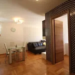 Macadamia Apartment With Garage Parking